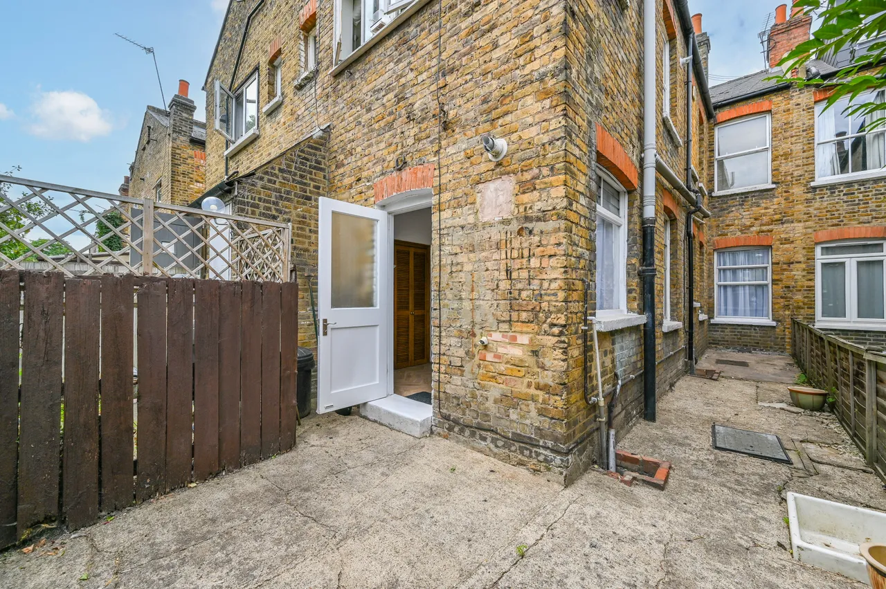 111 Carlyle Road, London, photo 9