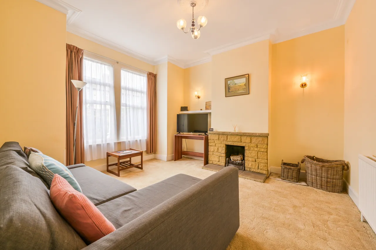 111 Carlyle Road, London, photo 2