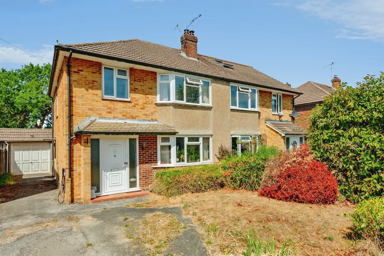 3 bed house for sale — Park Avenue, Redhill