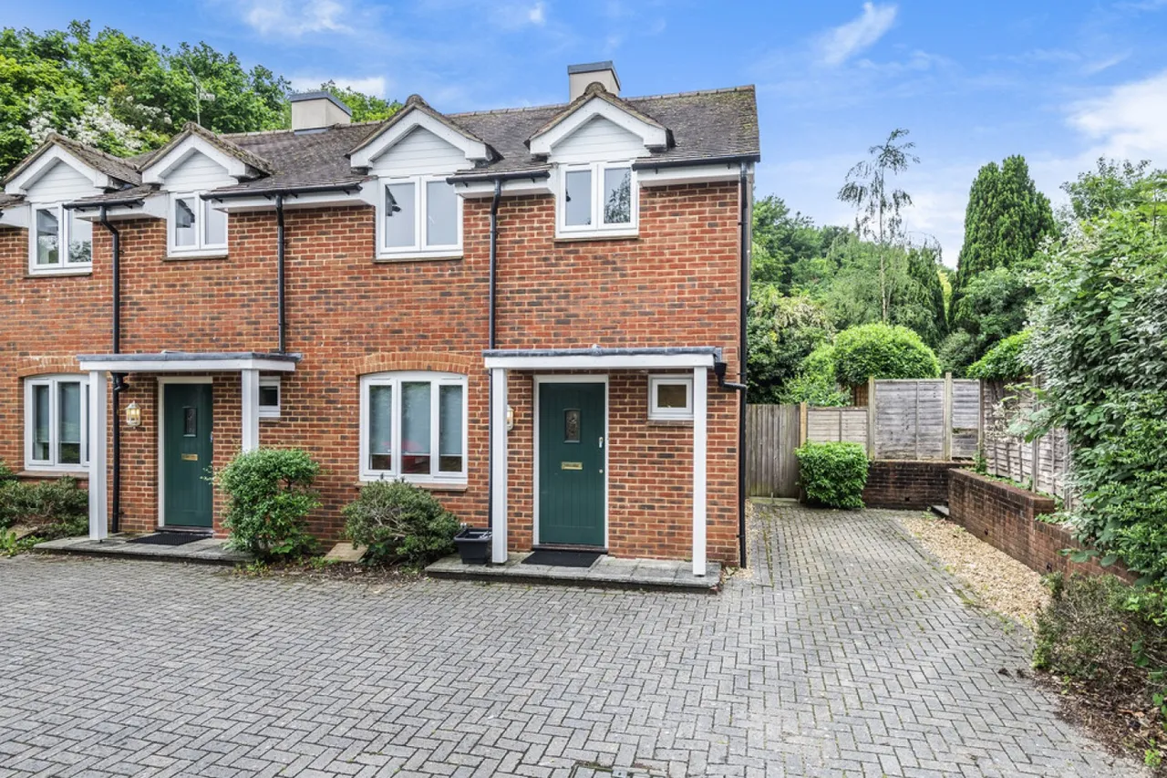 5 bed house to rent — Montgomery Close, Stanmore, Winchester
