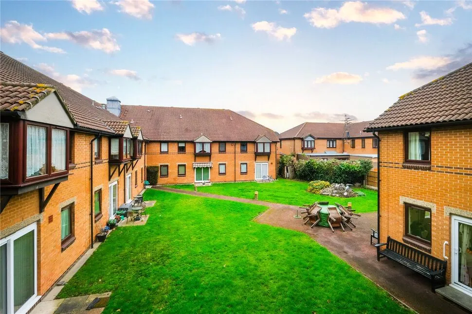 Portland Close, Chadwell Heath, RM6, photo 9
