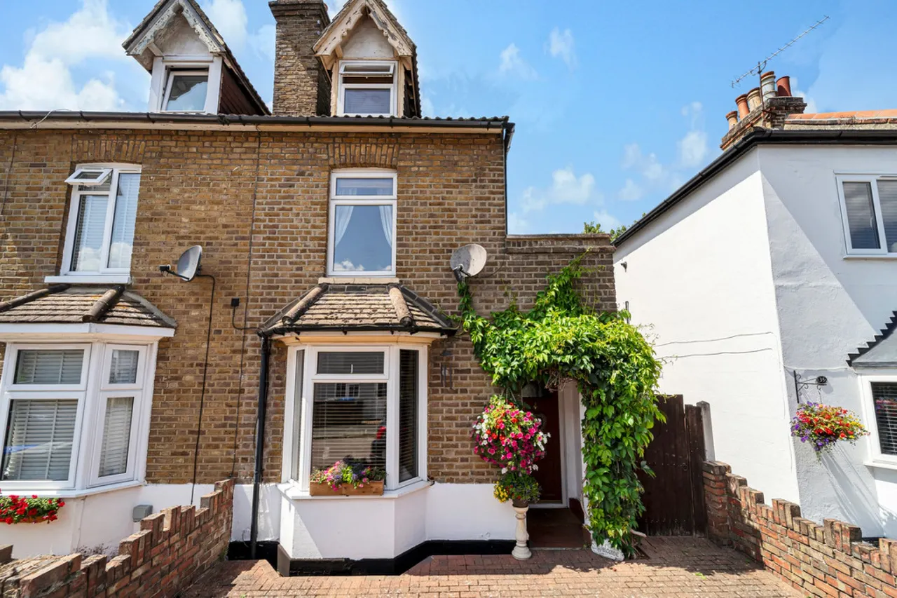 3 bed house for sale, New Road, Staines-upon-Thames, TW18