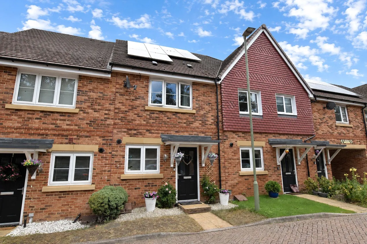 2 bed house for sale — Nightjar Close, Farnborough, GU14 9GB