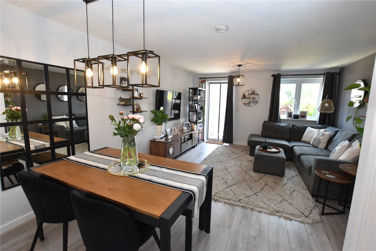 Nightjar Close, Farnborough, GU14 9GB, photo 2