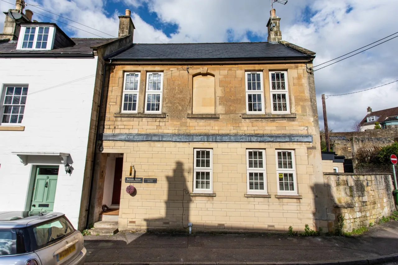 2 bed flat for sale — Market Place, Box