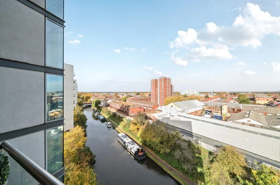 Station Approach, Hayes, UB3, photo 8