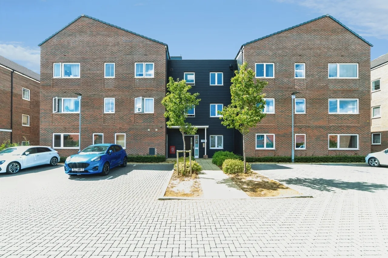 2 bed flat for sale — Blossom Drive, Welwyn Garden City