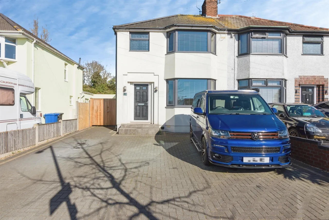 3 bed house for sale — Higher Drive, Lowestoft