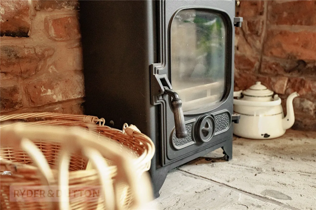 Acres, Chadderton, OL1, photo 7