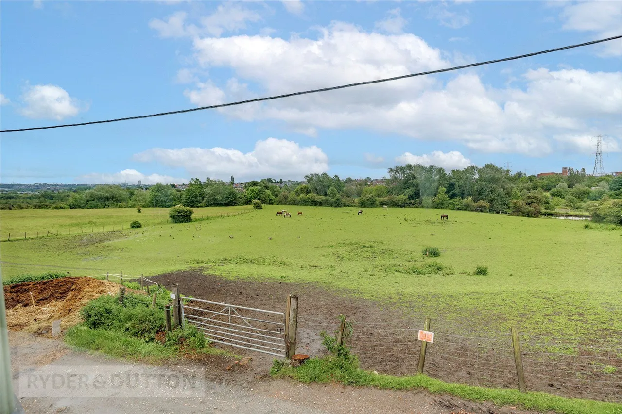 Acres, Chadderton, OL1, photo 4