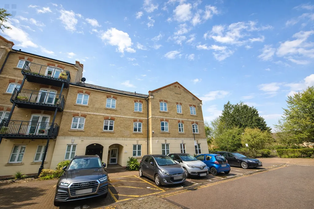 2 bed flat for sale, Coxhill Way, HP21