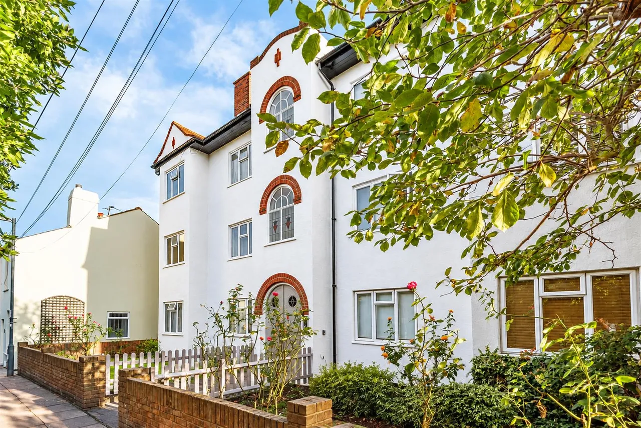 2 bed flat for sale, Railway Side, Barnes, SW13