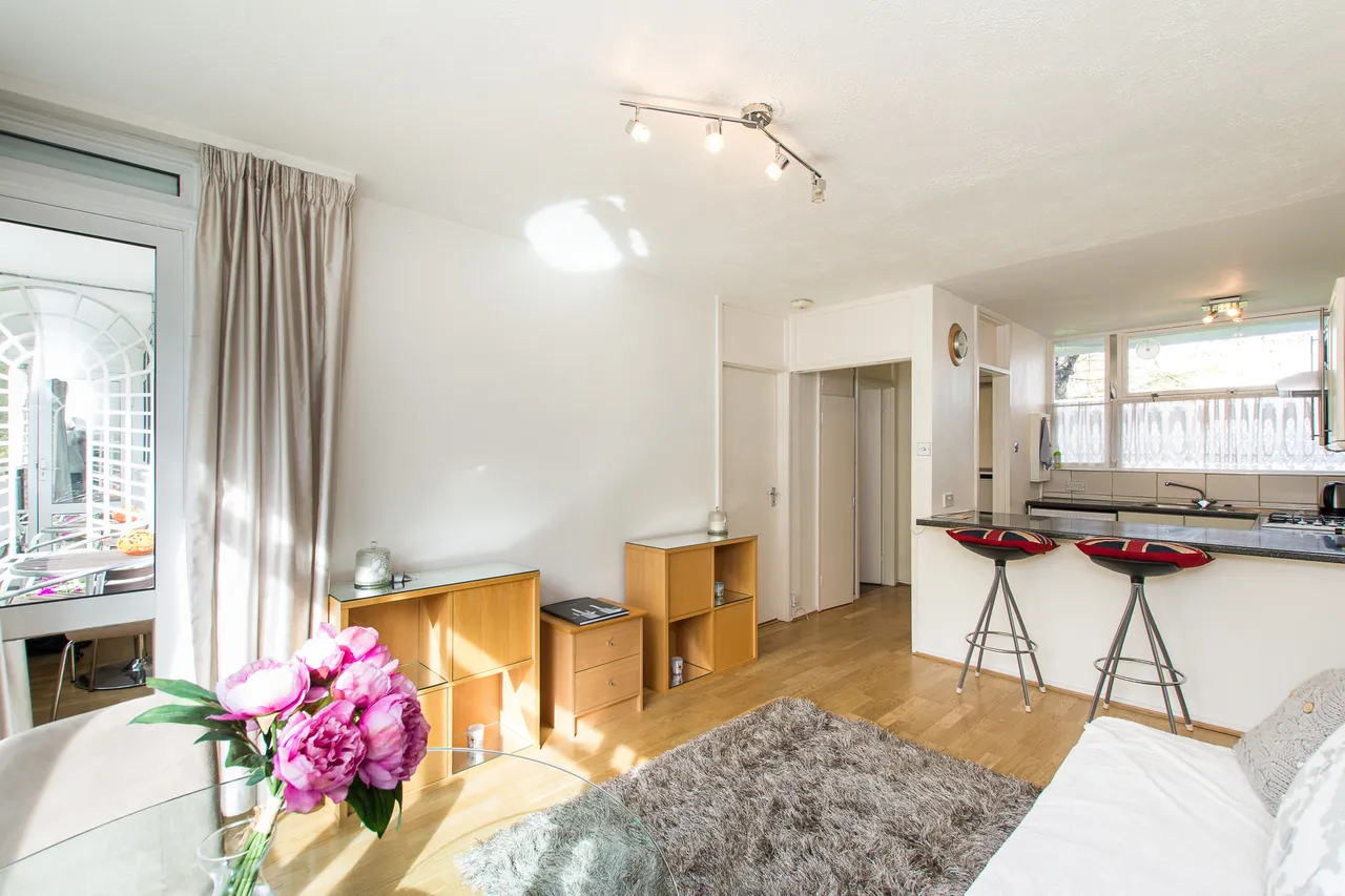 12 Hungerford House, Churchill Gardens, London, photo 7