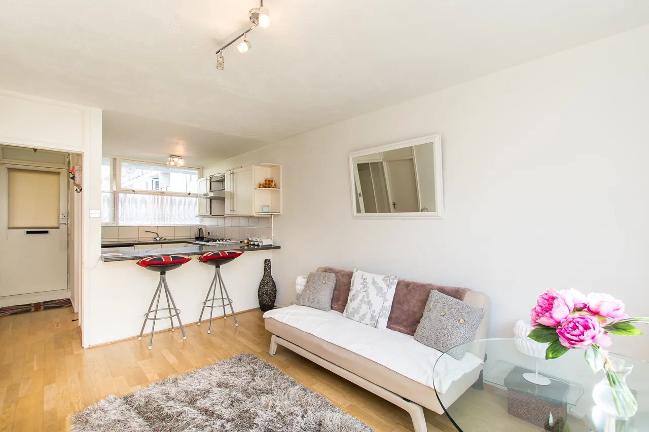 12 Hungerford House, Churchill Gardens, London, photo 9