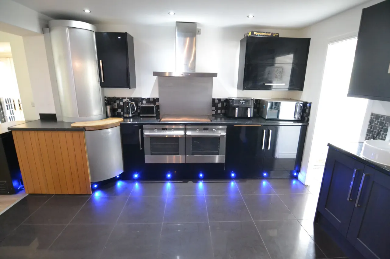 Barbel Drive, Wolverhampton, West Midlands, WV10 0TQ, photo 13