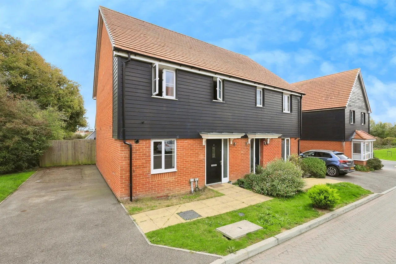 3 bed house for sale, Millstone Drive, Hailsham, BN27