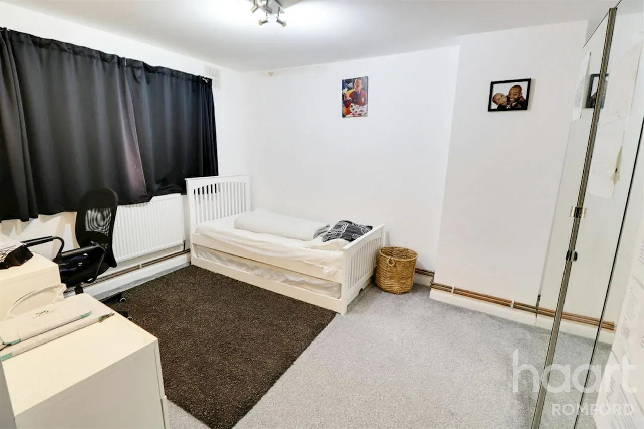 Newbury Walk, RM3, photo 10
