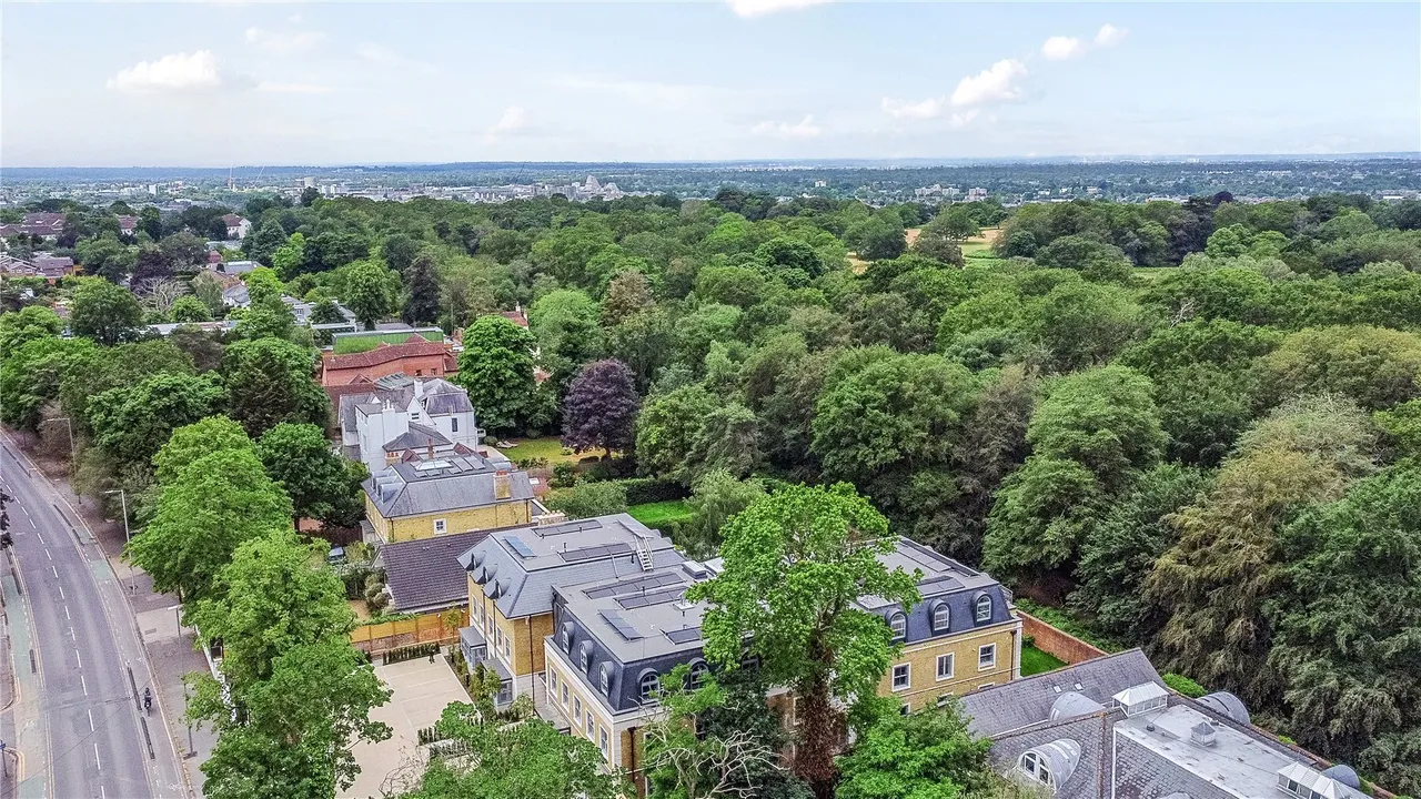 3 bed flat for sale — Shalford Lodge, 157 Kingston Hill, Kingston-Upon-Thames, London, KT2