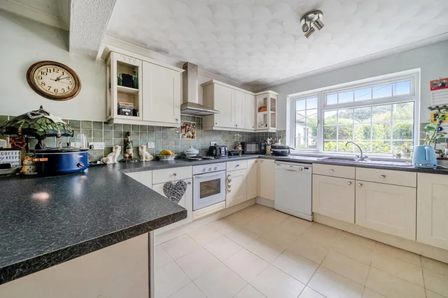 Leslie Road, Chobham, GU24, photo 5