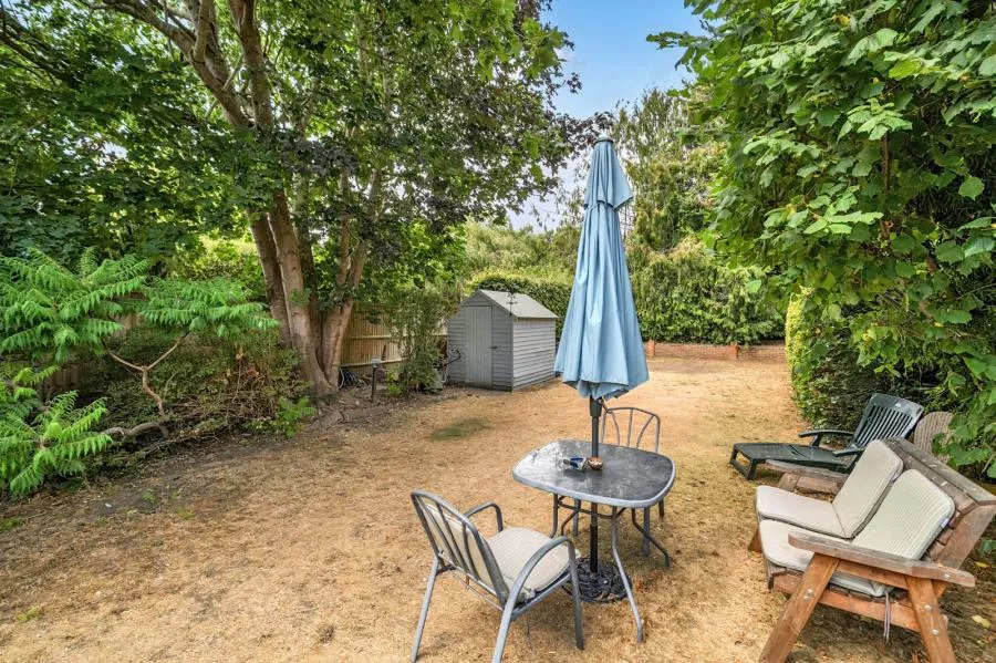 Leslie Road, Chobham, GU24, photo 18