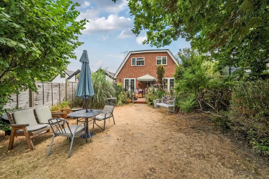 Leslie Road, Chobham, GU24, photo 17