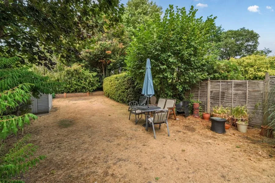 Leslie Road, Chobham, GU24, photo 16