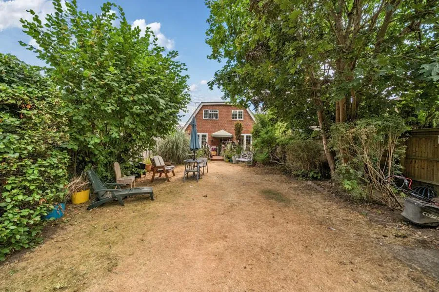 Leslie Road, Chobham, GU24, photo 10