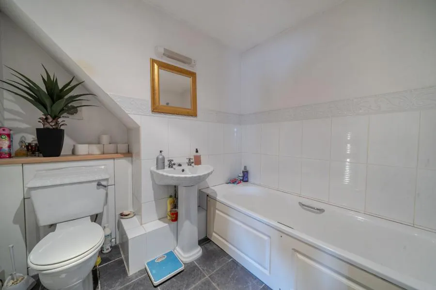 Leslie Road, Chobham, GU24, photo 8