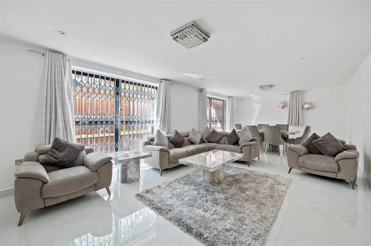 7 bed house to rent — Mapesbury Road, London, NW2