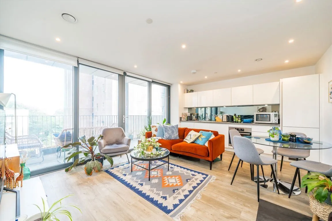 2 bed flat for sale — Sandown House, Staines-Upon-Thames