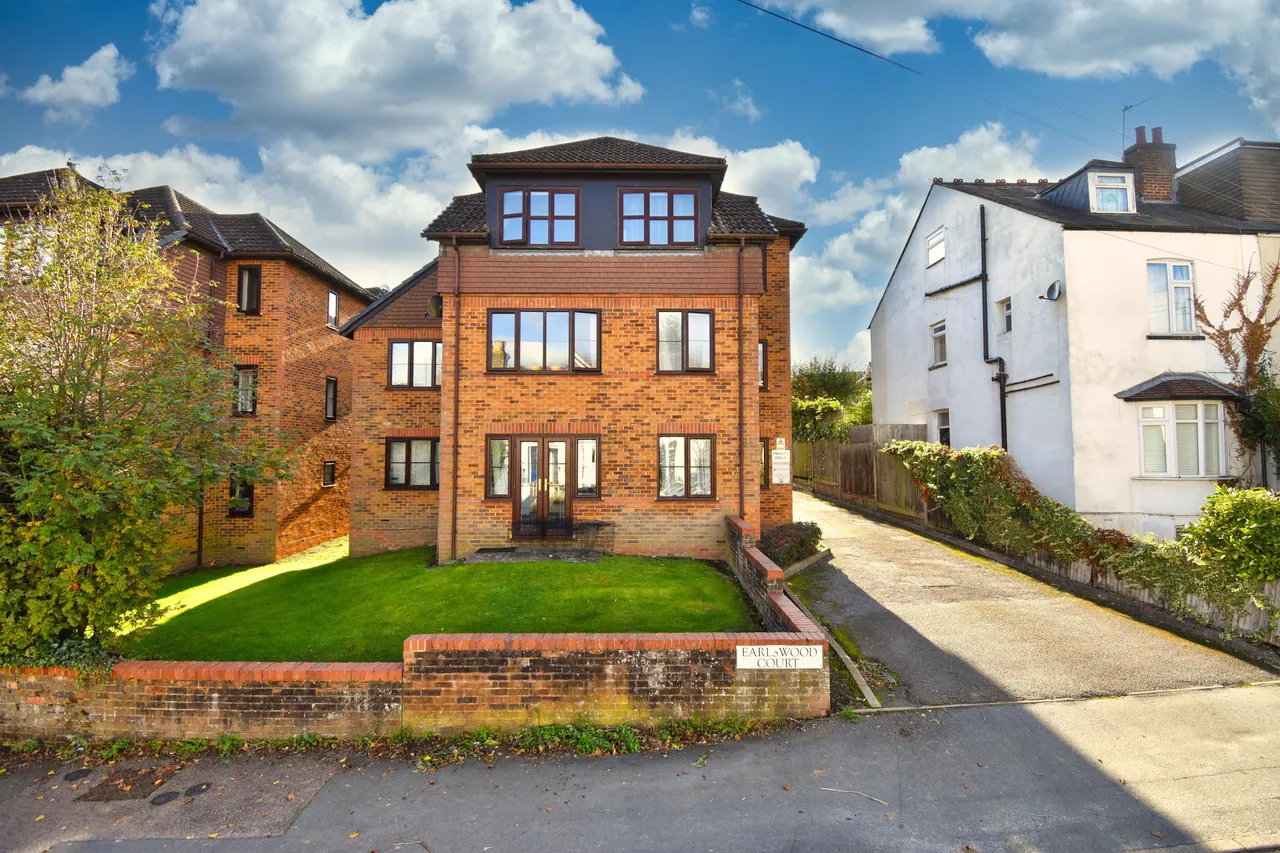 1 bed flat to rent — Earlswood Court