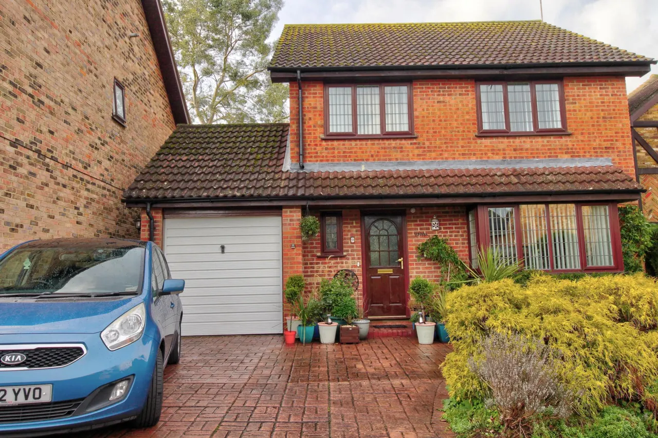Iris Road, Woking, GU24, photo 3