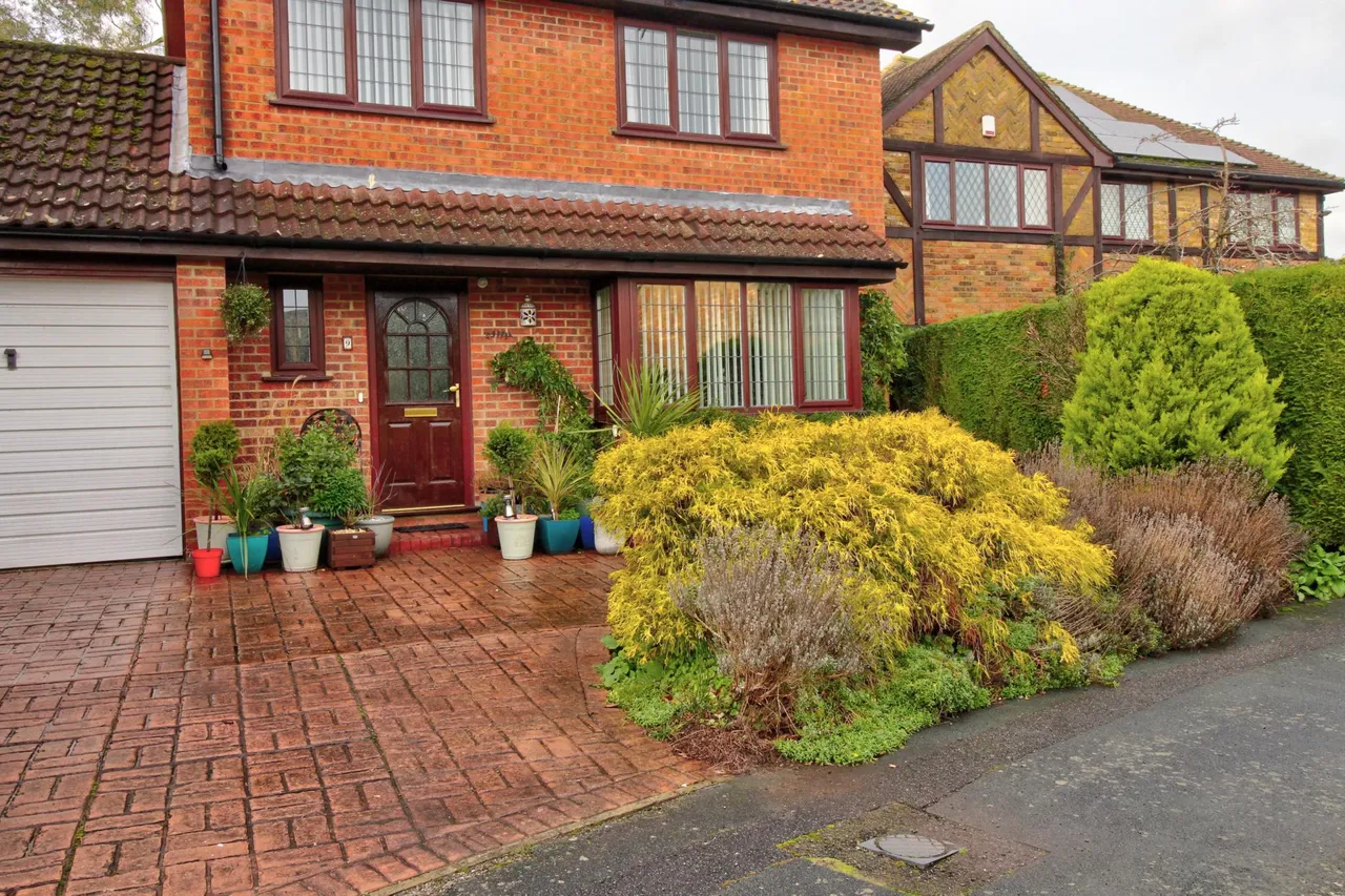 Iris Road, Woking, GU24, photo 4