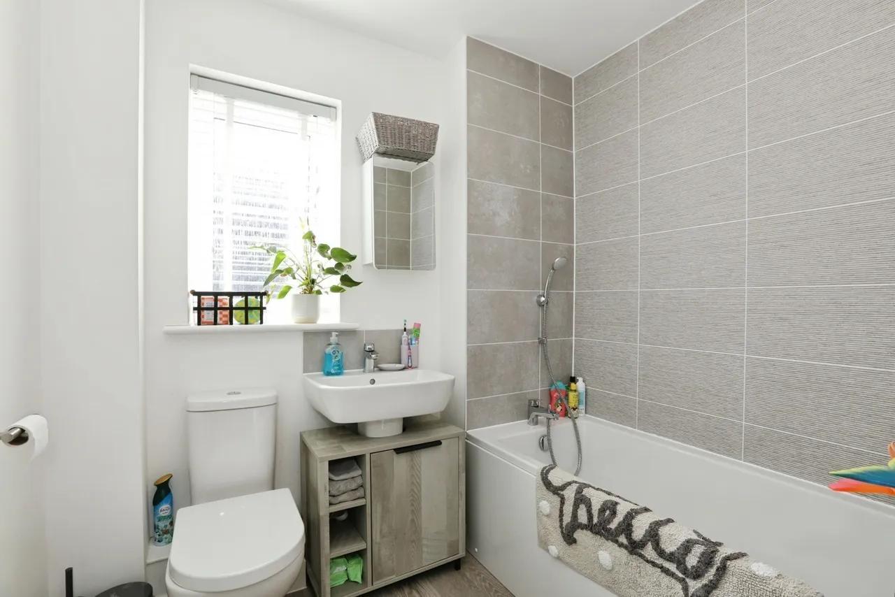Illett Way, Faygate, RH12, photo 13