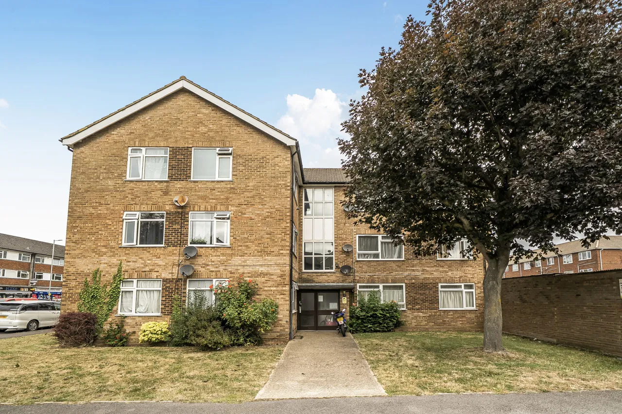2 bed flat for sale, Victoria Road, Ruislip, HA4