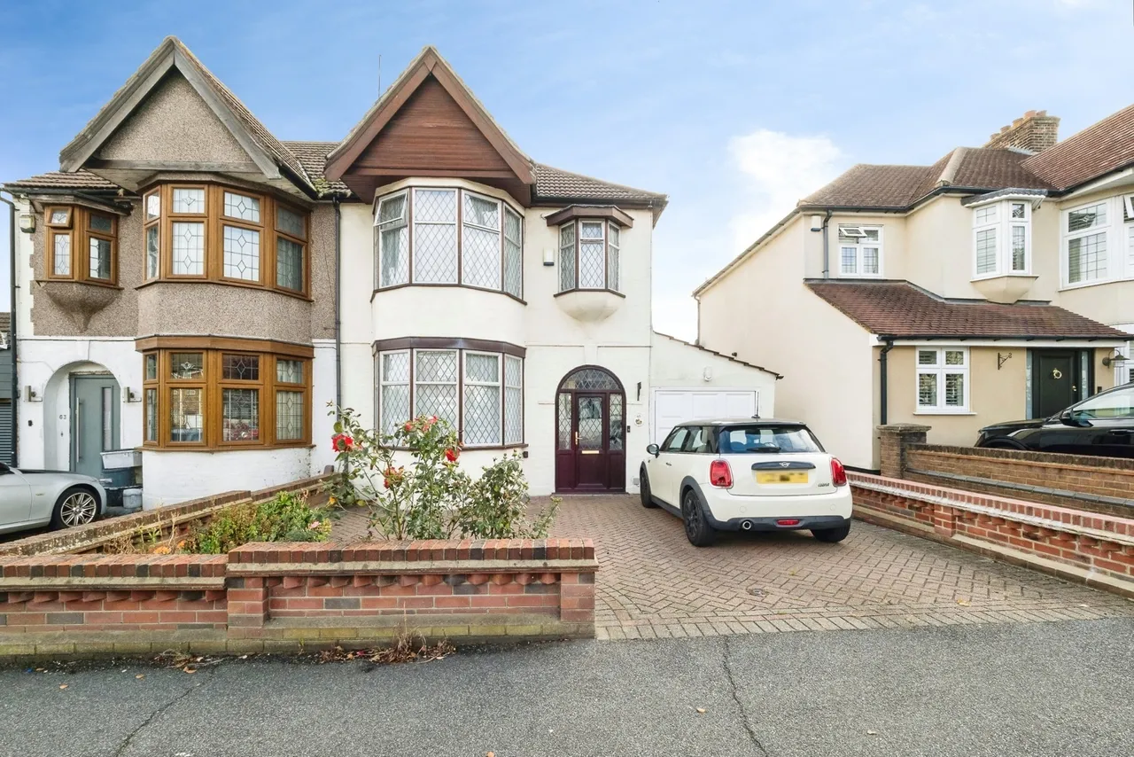 3 bed house for sale — Minster Way, Hornchurch, Essex, RM11
