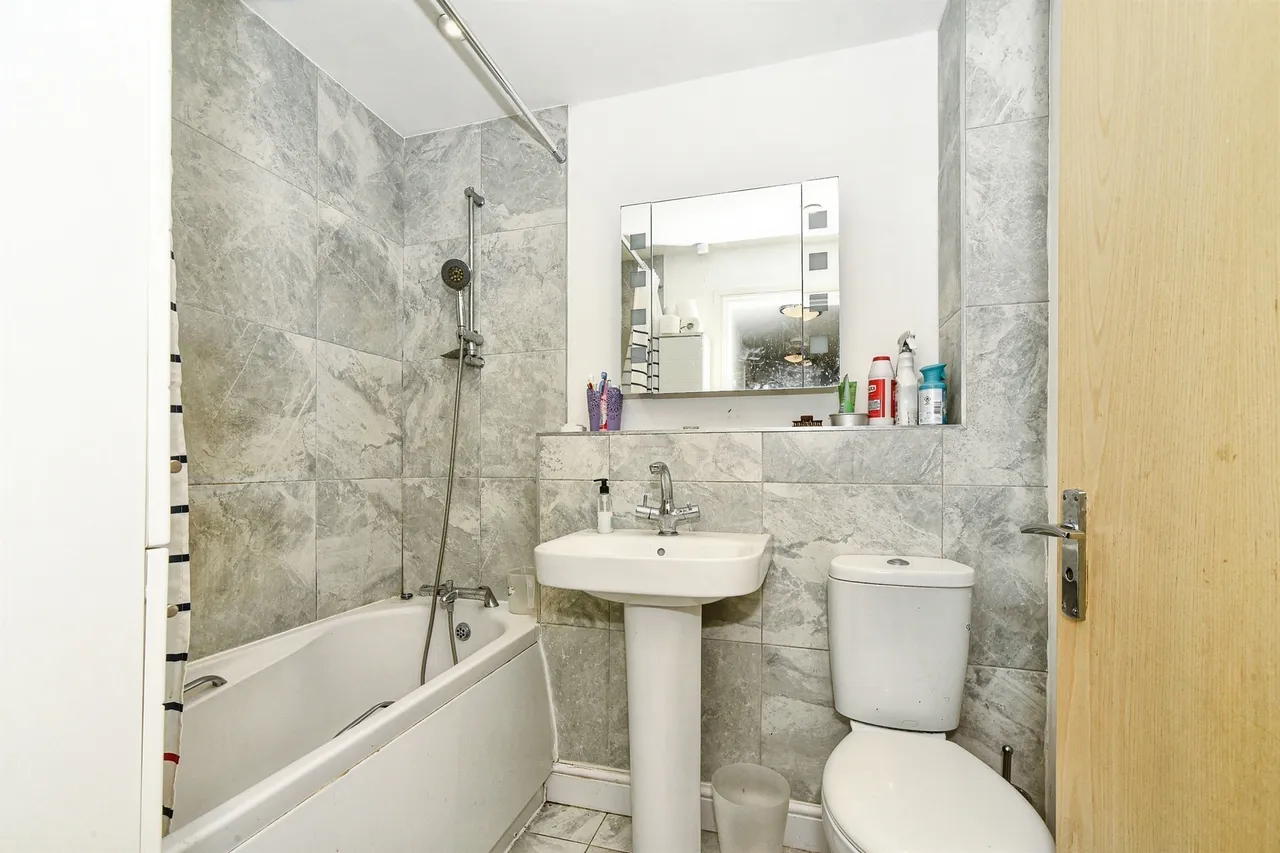 Twickenham Close, Swindon, photo 8