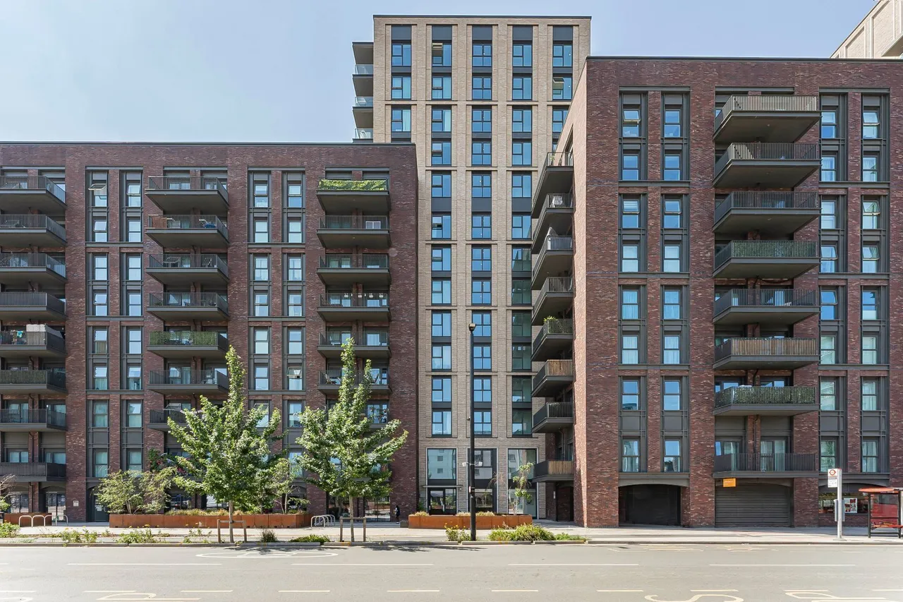 3 bed flat for sale, Silvertown Way, London, E16