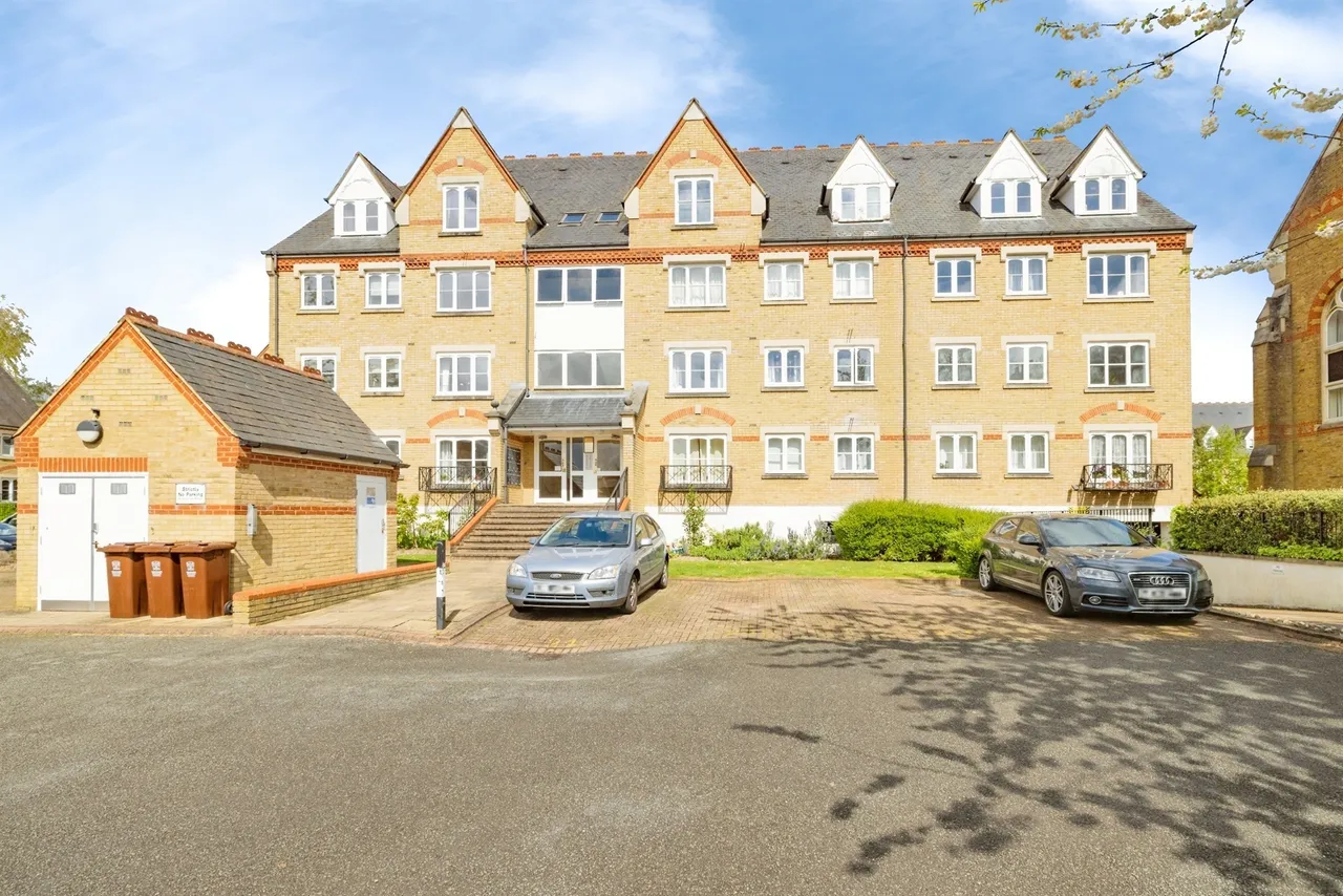 2 bed flat for sale — Hallam Close, Watford