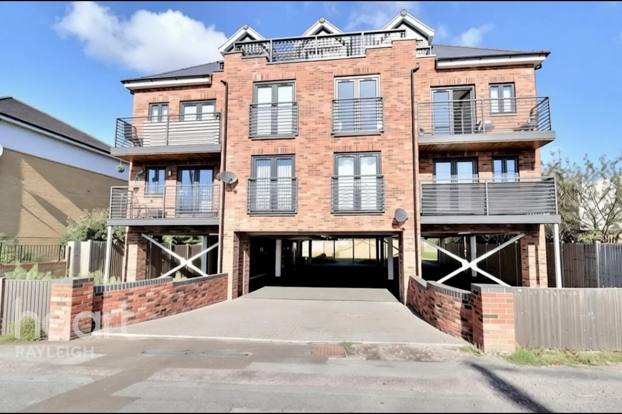 2 bed flat for sale, London Road, Benfleet, SS7