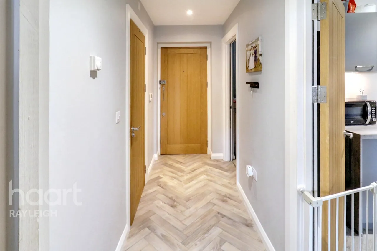 London Road, Benfleet, SS7, photo 12