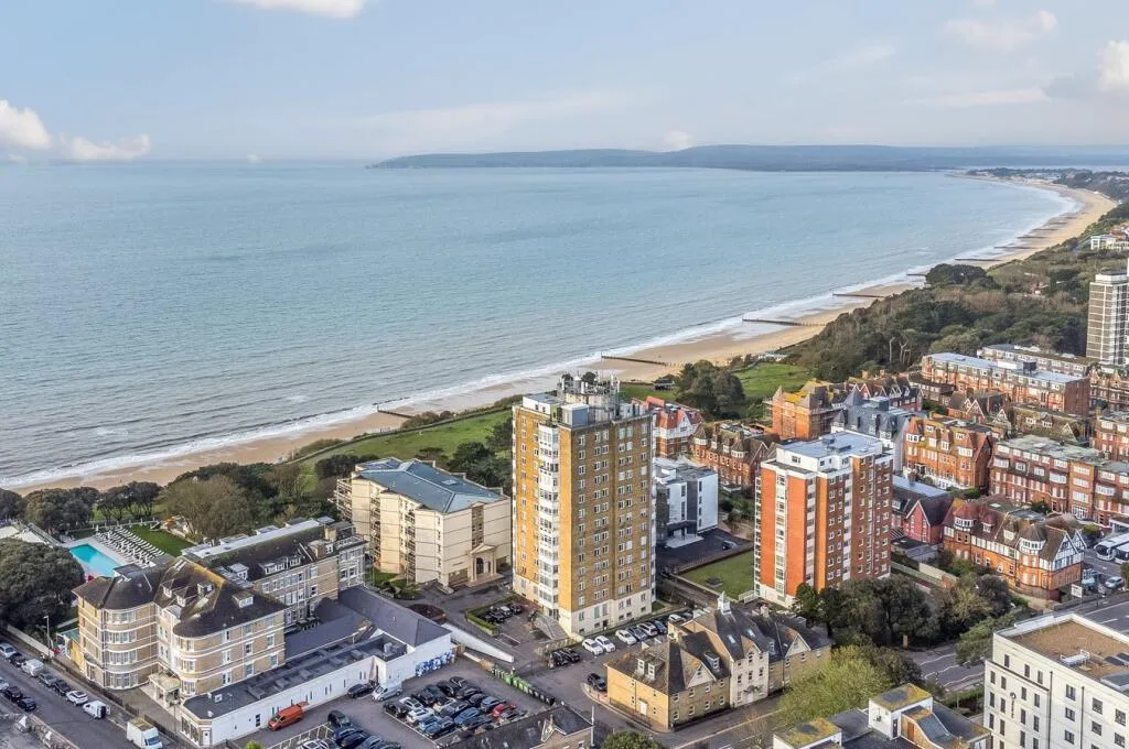 2 bed flat to rent, HEATING AND WATER INCLUDED IN RENT. Tower Court, West Cliff, BH2