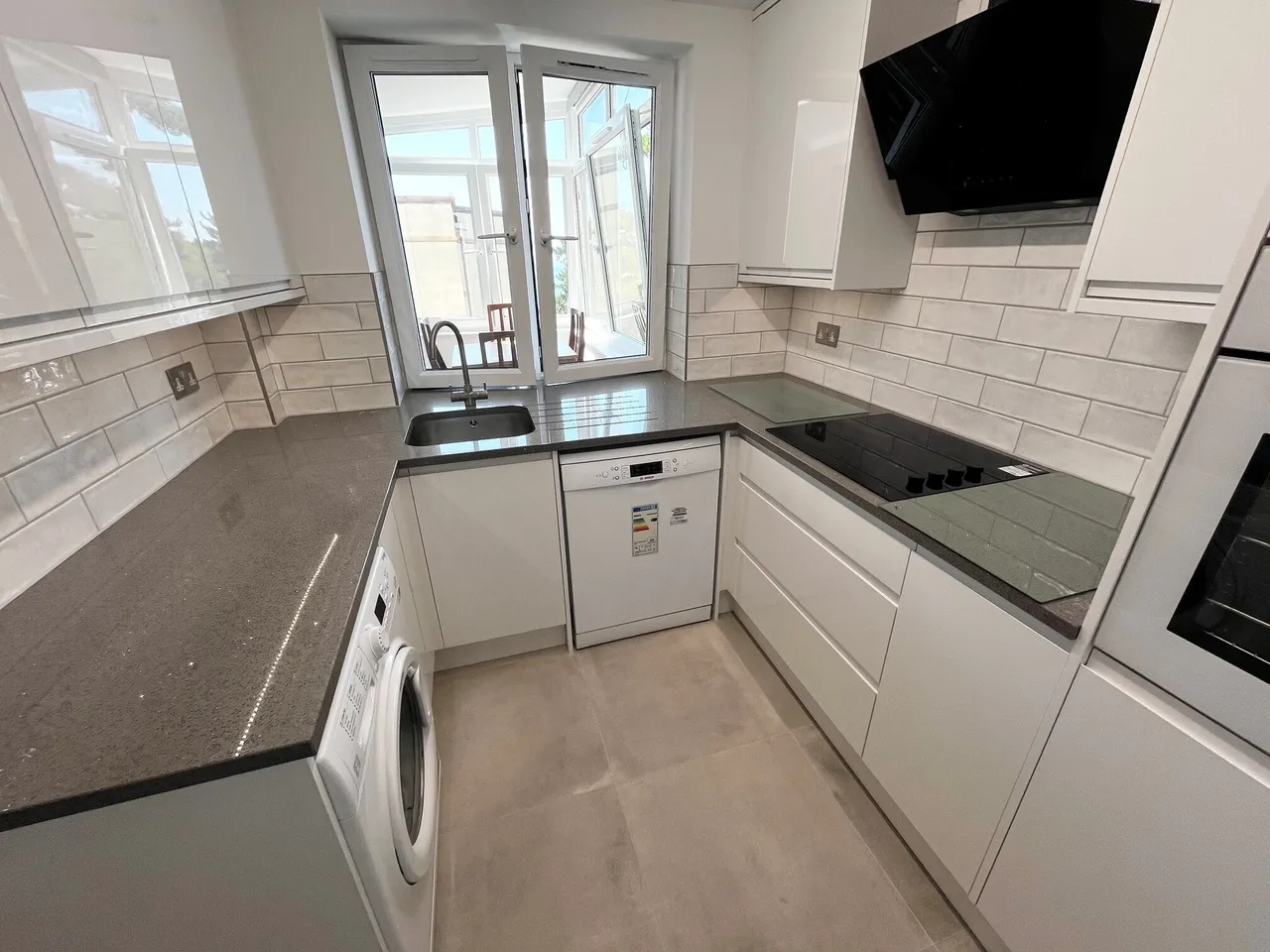 HEATING AND WATER INCLUDED IN RENT. Tower Court, West Cliff, BH2, photo 5