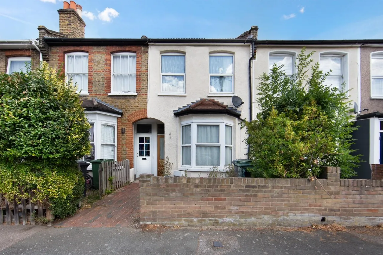 3 bed house for sale — Ronver Road, London