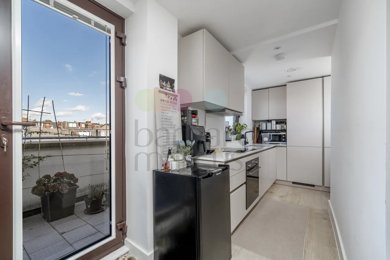 High Road, East Finchley, N2, photo 11