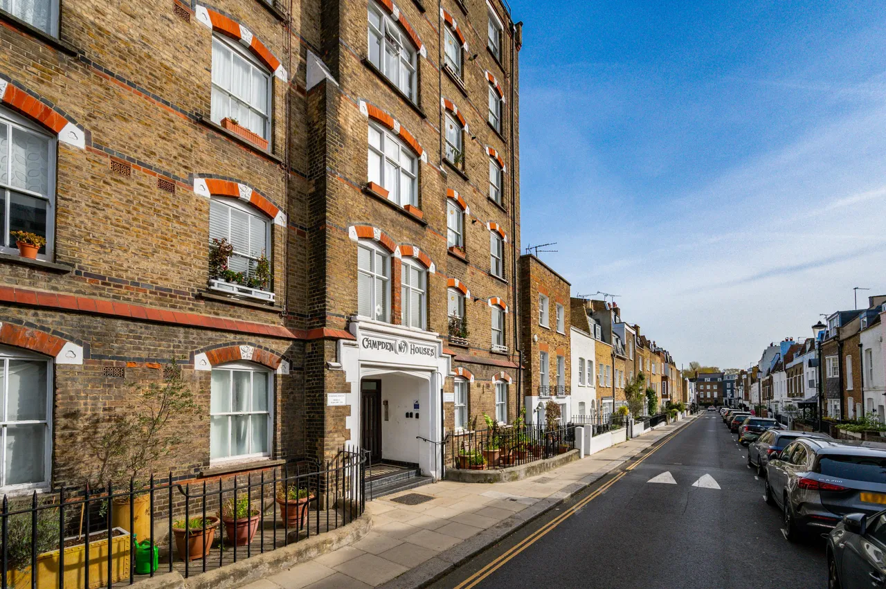 1 bed flat for sale — 116 Campden Houses, Peel Street, London