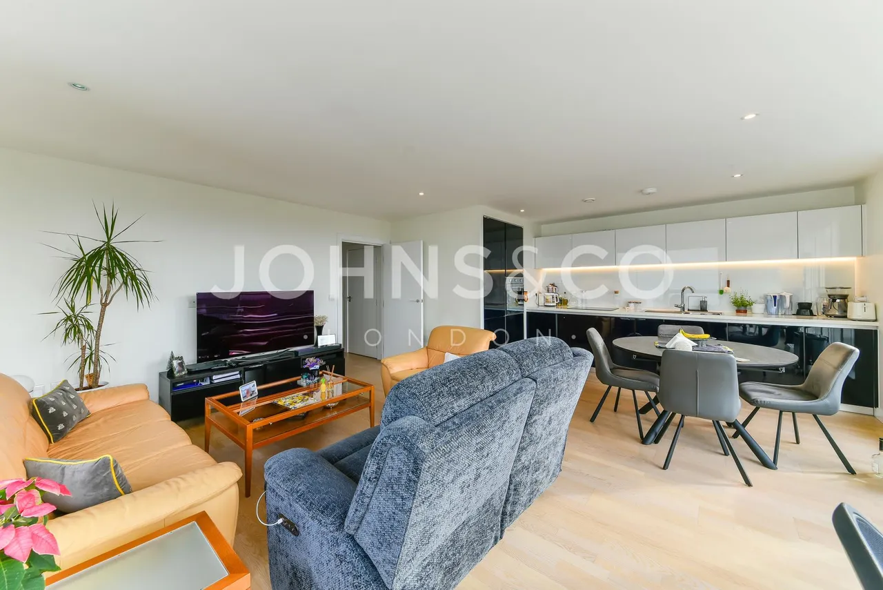 Pump House Crescent, Brentford, TW8, photo 2