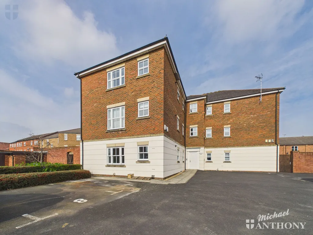 2 bed flat for sale, Kingsgate, Aylesbury, HP19