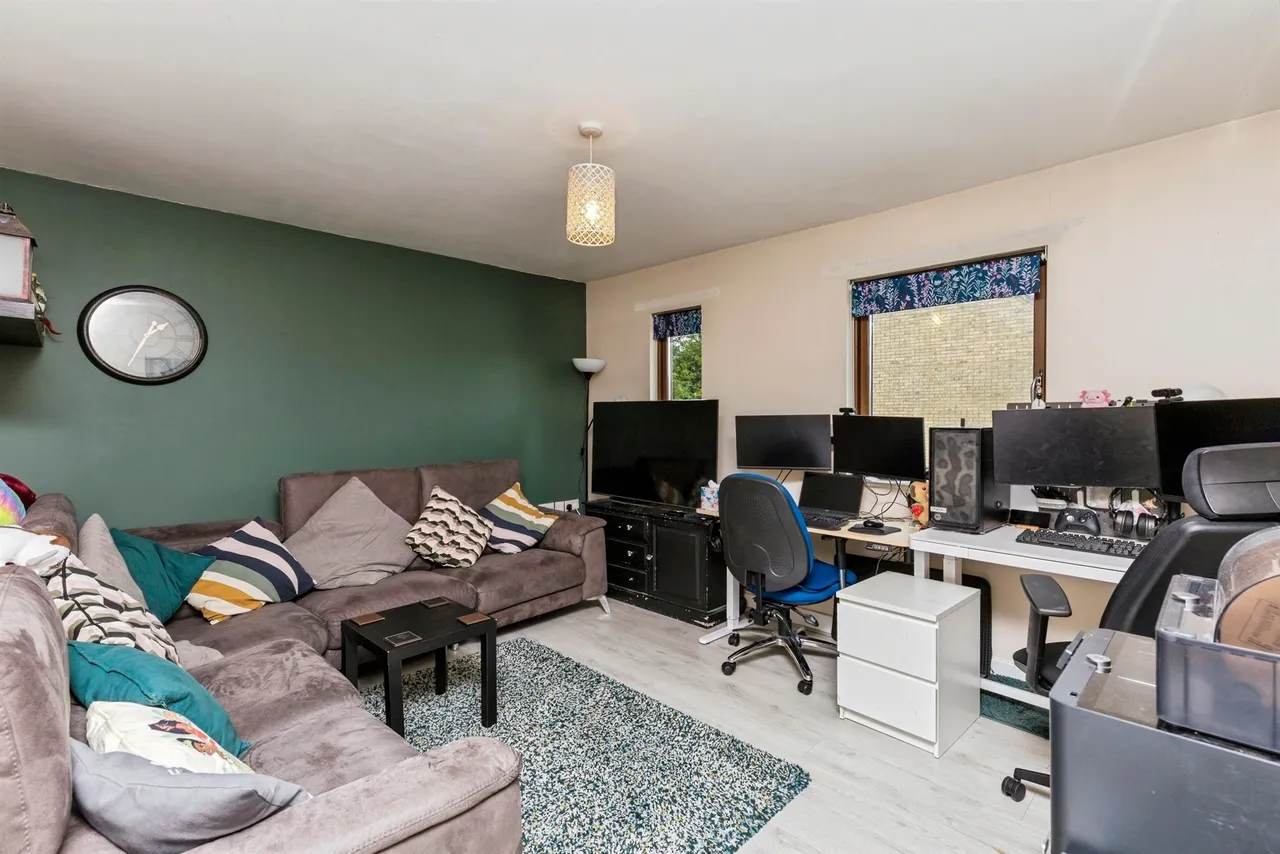 Oakwood Court, Crawley, photo 2