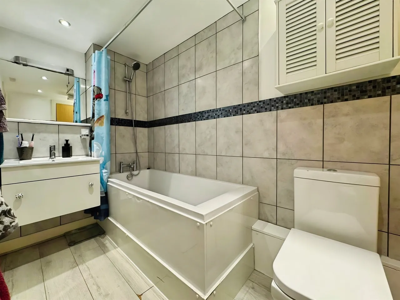 Oakwood Court, Crawley, photo 10